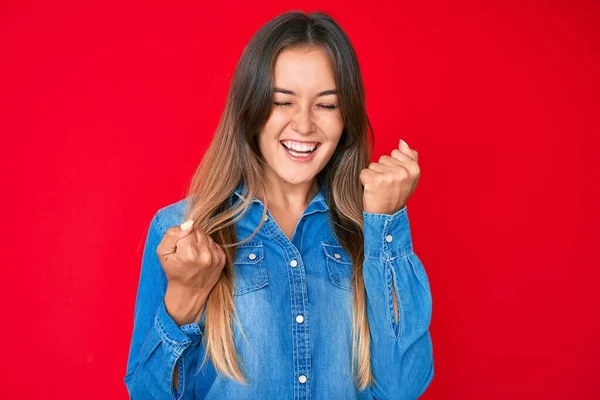 Mulher Branca Bonita Vestindo Camisa Ganga Casual Comemorando Surpreso Surpreso — Fotografia de Stock