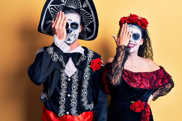 Νεαρό Ζευγάρι Φορώντας Μεξικάνικη Ημέρα Του Νεκρού Κοστούμι Πάνω Από — Φωτογραφία Αρχείου