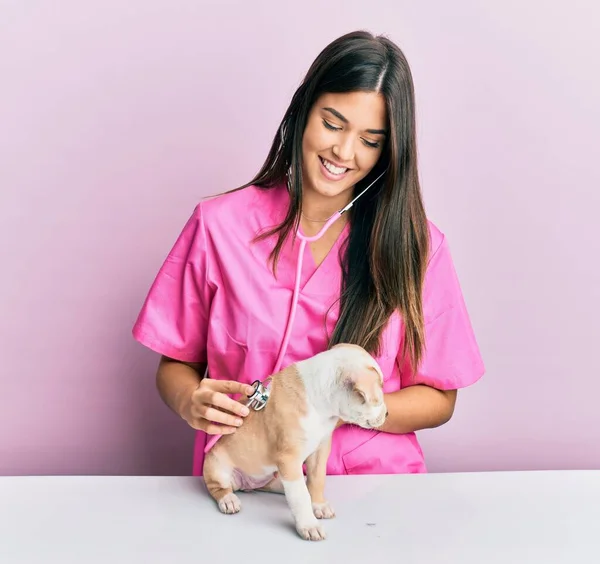 Giovane Ragazza Veterinaria Ispanica Sorridente Felice Esaminando Cagnolino Alla Clinica — Foto Stock