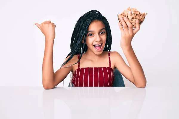 Giovane Ragazza Afroamericana Bambino Con Trecce Mangiare Cereali Seduto Sul — Foto Stock