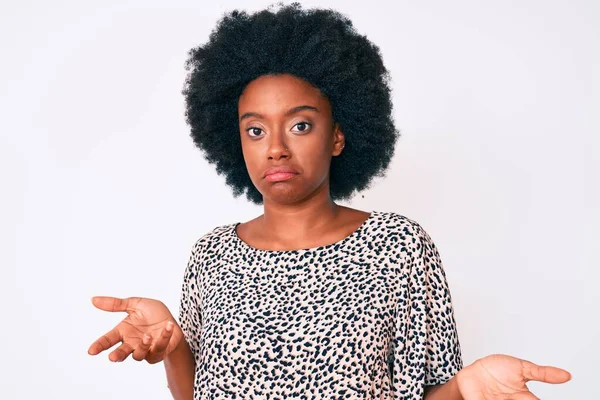 Mujer Afroamericana Joven Con Ropa Casual Expresión Despistada Confusa Con —  Fotos de Stock