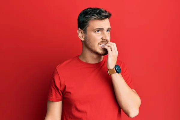 Bonito Homem Caucasiano Vestindo Camiseta Vermelha Casual Olhando Estressado Nervoso — Fotografia de Stock