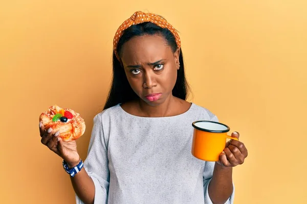 Jonge Afrikaanse Vrouw Die Koffie Drinkt Gebak Eet Depressief Zich — Stockfoto