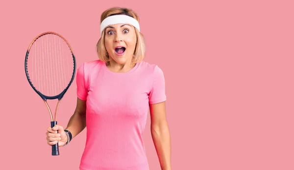 Jong Blond Vrouw Spelen Tennis Holding Racket Bang Verbaasd Met — Stockfoto