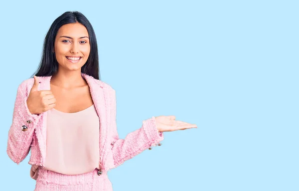 Junge Schöne Lateinische Mädchen Businesskleidung Zeigt Handfläche Und Tut Geste — Stockfoto