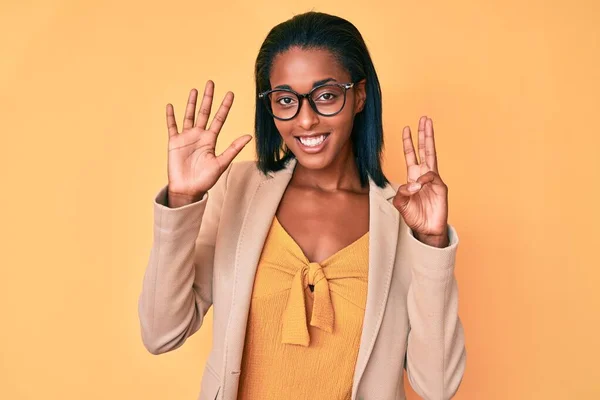 Молода Афроамериканка Одягнена Діловий Одяг Показує Вказує Вгору Пальцями Номер — стокове фото