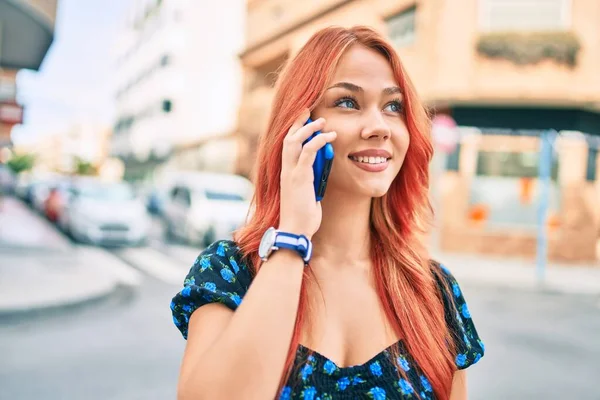 Jong Roodharig Meisje Glimlachen Gelukkig Praten Smartphone Stad — Stockfoto