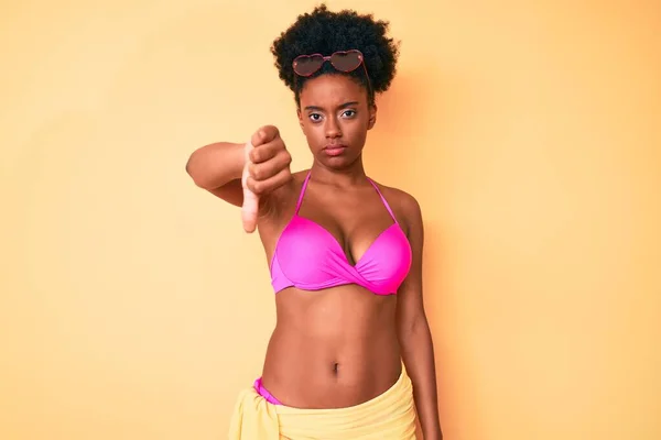 Joven Mujer Afroamericana Vistiendo Bikini Que Infeliz Enojada Mostrando Rechazo —  Fotos de Stock