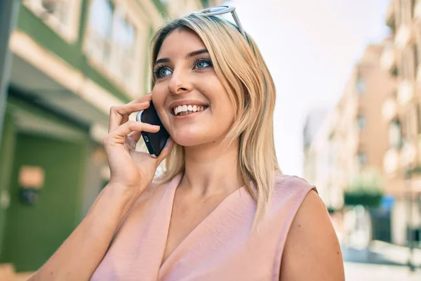 Young Blonde Woman Smiling Happy Talking Smartphone City — ストック写真