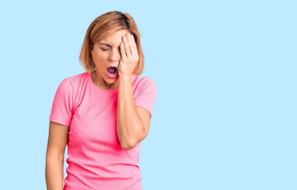 Mujer Rubia Joven Con Ropa Deportiva Bostezando Cansada Cubriendo Media — Foto de Stock