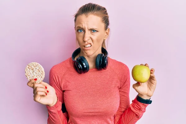 Schöne Kaukasische Sportlerin Mit Grünem Apfel Und Reiskeksen Ahnungsloser Und — Stockfoto