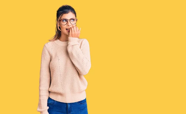 Fiatal Gyönyörű Visel Alkalmi Téli Pulóver Szemüveg Úgy Néz Stresszes — Stock Fotó