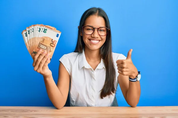 Hermosa Mujer Hispana Sosteniendo Manojo Billetes Euros Sonriendo Feliz Positivo —  Fotos de Stock