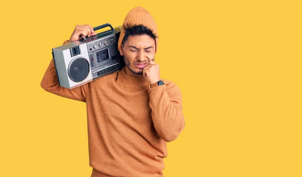 Snygg Latinamerikansk Ung Man Håller Boombox Lyssna Musik Röra Munnen — Stockfoto