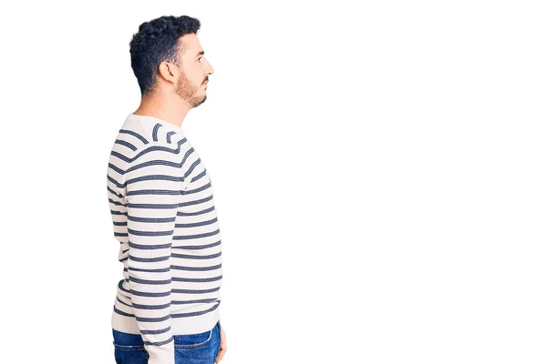Νεαρός Ισπανόφωνος Άνδρας Που Φοράει Casual Ρούχα Ψάχνει Για Πλευρά — Φωτογραφία Αρχείου