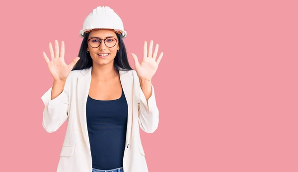 Junge Schöne Lateinische Mädchen Mit Architektenhut Und Brille Zeigt Und — Stockfoto