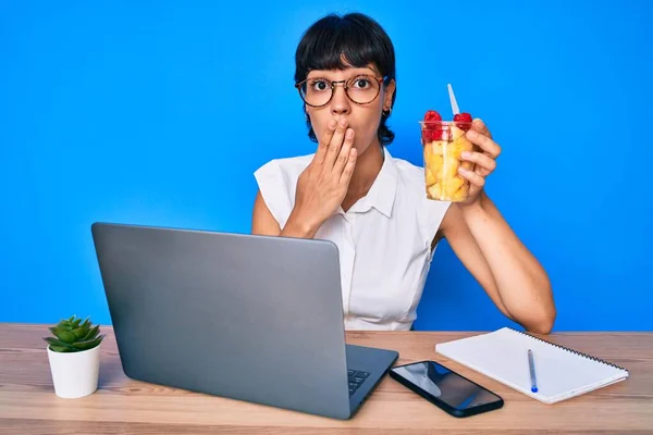 Hermosa Morena Que Trabaja Oficina Comiendo Fruta Sana Cubriendo Boca — Foto de Stock