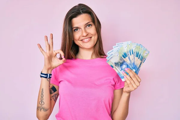 Beautiful Caucasian Woman Holding South African Rand Banknotes Doing Sign — Stock Photo, Image