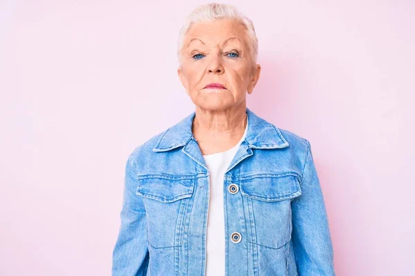 Bella Donna Anziana Con Gli Occhi Azzurri Capelli Grigi Che — Foto Stock