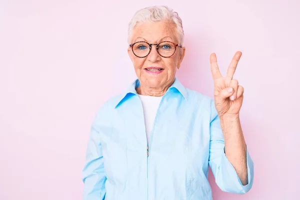 Senior Bella Donna Con Gli Occhi Azzurri Capelli Grigi Con — Foto Stock