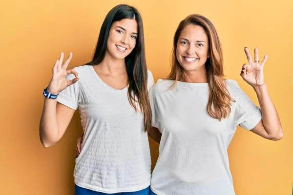 Famiglia Ispanica Madre Figlia Indossa Casual Shirt Bianca Sorridente Positivo — Foto Stock
