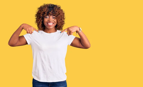 Jovem Afro Americana Vestindo Camisa Branca Casual Olhando Confiante Com — Fotografia de Stock