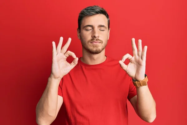 Bello Uomo Caucasico Che Indossa Casual Maglietta Rossa Rilassato Sorridente — Foto Stock