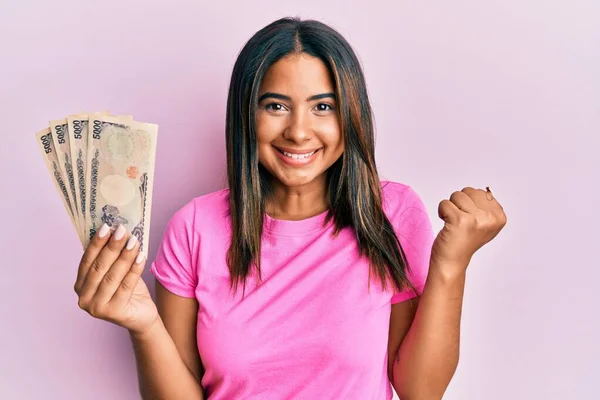 Mladá Latinskoamerická Dívka Drží Japonské Bankovky Křičí Hrdě Slaví Vítězství — Stock fotografie