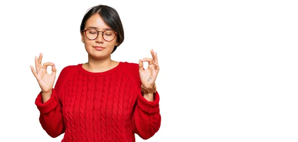 Junge Schöne Hispanische Frau Mit Kurzen Haaren Trägt Lässigen Pullover — Stockfoto