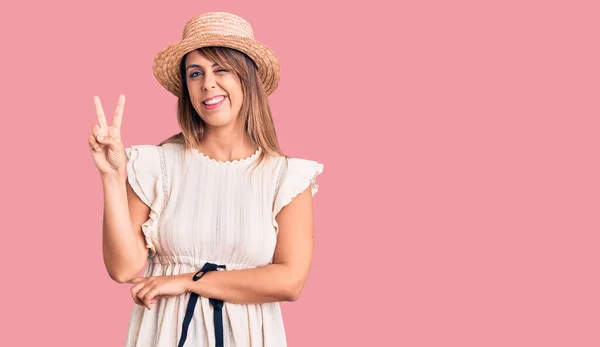 Joven Hermosa Mujer Con Sombrero Verano Camiseta Sonriendo Con Cara —  Fotos de Stock