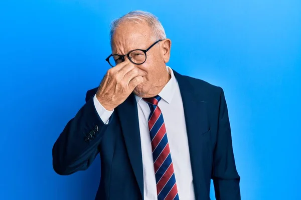 Senior Blanke Man Zakenpak Stropdas Ruikt Iets Stinkends Walgelijk Ondraaglijk — Stockfoto