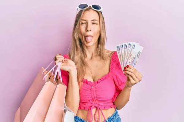 Hermosa Mujer Caucásica Sosteniendo Bolsas Compras 500 Rublo Ruso Sacando — Foto de Stock