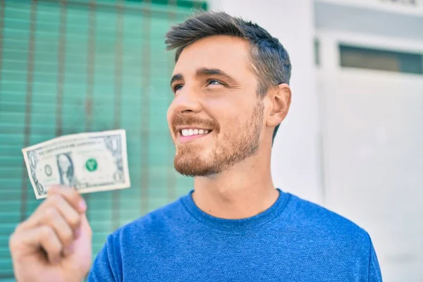 Jonge Kaukasische Man Glimlachend Gelukkig Met Een Dollar Bankbiljet Dat — Stockfoto