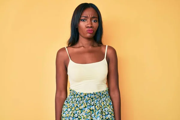 Молодая Африканская Американка Одетая Повседневную Одежду Скептически Нервно Хмуро Расстроена — стоковое фото