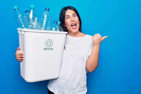 Jovem Mulher Bonita Reciclando Garrafas Plástico Cesto Lixo Para Cuidar — Fotografia de Stock