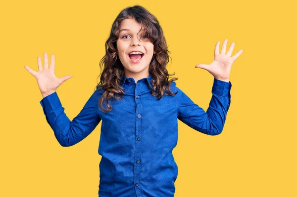 Nettes Kind Mit Langen Haaren Lässiger Kleidung Feiert Verrückt Und — Stockfoto