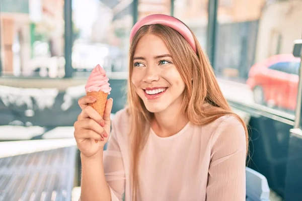 Joven Chica Caucásica Sonriendo Feliz Comiendo Helado Sentado Terraza Cafetería —  Fotos de Stock