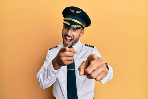 Bonito Homem Hispânico Vestindo Uniforme Piloto Avião Apontando Para Você — Fotografia de Stock