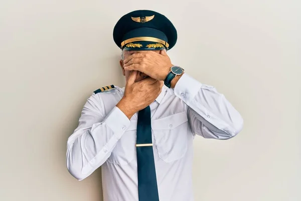 Jóképű Középkorú Férfi Repülőpilóta Egyenruhát Visel Kezével Befedi Szemét Száját — Stock Fotó