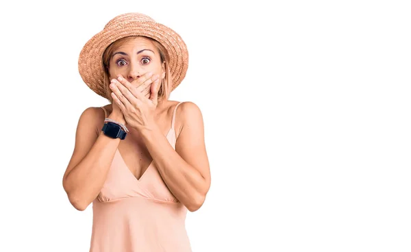 Mujer Rubia Joven Con Sombrero Verano Sorprendió Cubriendo Boca Con — Foto de Stock
