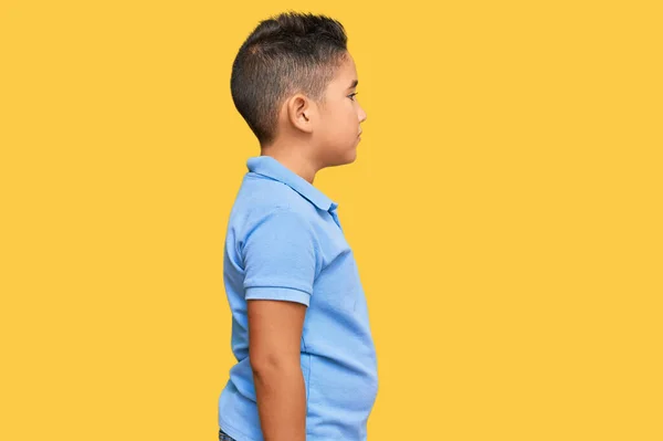 Kleine Jongen Latino Kind Dragen Casual Kleding Zoek Naar Kant — Stockfoto