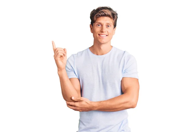 Jovem Homem Bonito Vestindo Roupas Casuais Sorrindo Feliz Apontando Com — Fotografia de Stock