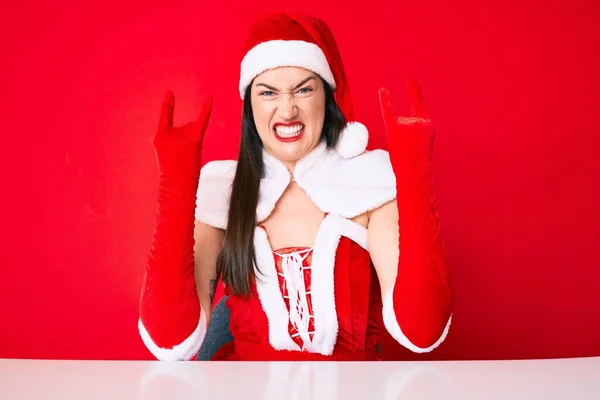 Mladá Běloška Kostýmu Santa Clause Křičí Bláznivým Výrazem Dělá Rockový — Stock fotografie