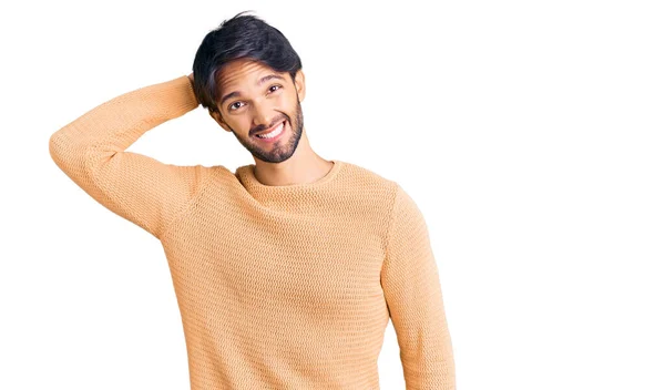 Tampan Hispanik Pria Mengenakan Sweater Santai Bingung Dan Bertanya Tanya — Stok Foto