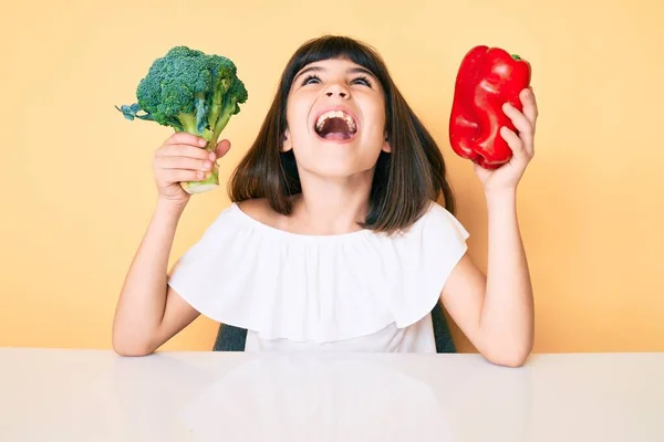 Ung Liten Flicka Med Smäll Håller Broccoli Och Röd Paprika — Stockfoto