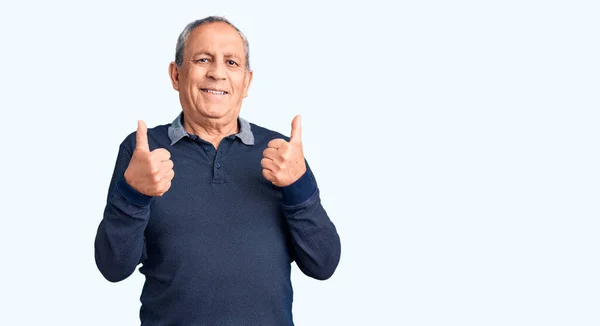 Senior Pohledný Muž Příležitostným Znamením Úspěchu Póla Dělá Pozitivní Gesto — Stock fotografie