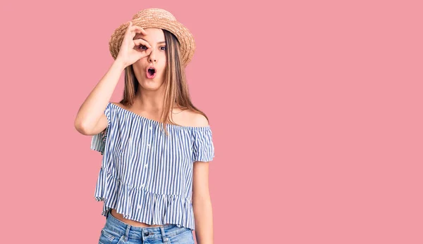 Young Beautiful Girl Wearing Hat Shirt Doing Gesture Shocked Surprised — Stock Photo, Image