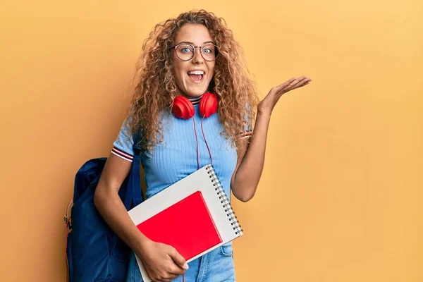 Vacker Kaukasiska Tonåring Flicka Bär Student Ryggsäck Och Hålla Böcker — Stockfoto