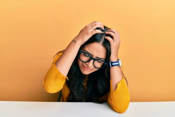 Frumoasă Brunetă Tânără Femeie Purtând Ochelari Haine Ocazionale Care Stau — Fotografie, imagine de stoc