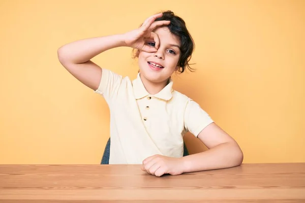 Schattig Latijns Amerikaans Kind Draagt Casual Kleren Zitten Tafel Glimlachend — Stockfoto